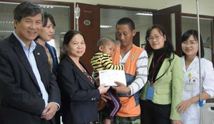 Trao gần 58 triệu đồng cho cháu bé ung thư mồ côi cha