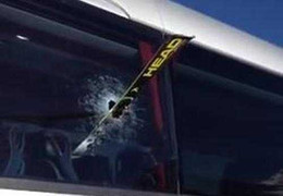 Clip: Lỡ chân tung cước thủng kính xe buýt