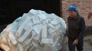 Người bán ve chai 'chê' 10 cây vàng là ai?