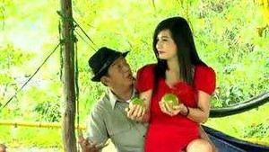 Xem Cẩm Ly diện váy cũn cỡn, hầu bia trai lạ