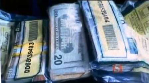 Mua đồ ăn, cửa hàng đưa nhầm túi chứa đầy tiền