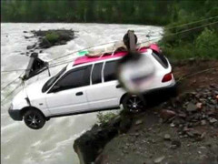 Tuyệt chiêu đưa ô tô qua sông