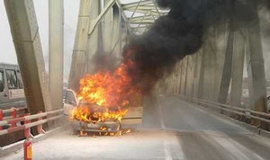 Ô tô bốc cháy dữ dội trên cầu Chương Dương