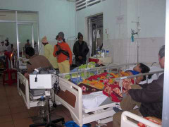 Lật xe công nông, 25 người nhập viện