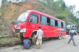 Đà Nẵng: Xe khách lao vườn cây, 2 người chết tại chỗ