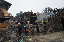 Tìm con trong đám cháy, bố gào khóc tuyệt vọng