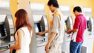 Ngân hàng cố níu ví khách bằng chiêu giới hạn tiền rút ATM?