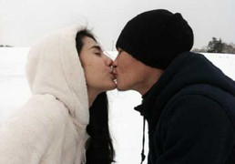 Công Vinh hôn Thủy Tiên giữa tuyết trắng