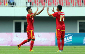 Vũ Minh Tuấn ghi bàn thắng tưởng nhớ đồng đội vừa tự tử