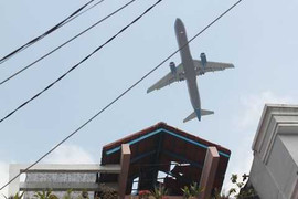 TP.HCM: Dân lại ‘tố’ máy bay làm tốc mái nhà
