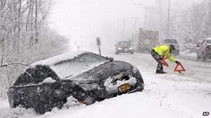 Video: Bão tuyết kèm mưa đá 'quần thảo' nước Mỹ