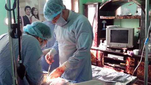 Nuốt kim lấy tủy răng, bé 3 tuổi bị đâm thủng ruột