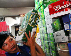 Bia tăng giá phi mã, bắt mua theo định mức