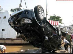 Xế hộp chở cặp song sinh lao xuống sông, 1 bé tử nạn