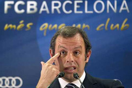 Tình nghi biển thủ 1100 tỷ, Chủ tịch Barca bị sờ gáy