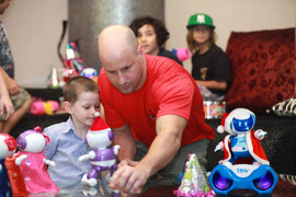 Đồ chơi Việt khiến trẻ ‘Tây’ mê mệt dịp Giáng sinh