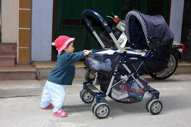 Bà ngoại lùi xe đâm chết cháu 5 tháng tuổi