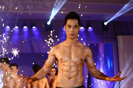 Giảng viên 'vô địch 6 múi' kể chuyện đi thi