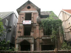 Đại gia phá sản 'ẩn mình' trong biệt thự hoang