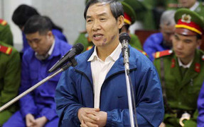 Cựu lãnh đạo Vinalines đối nhau chan chát tại tòa