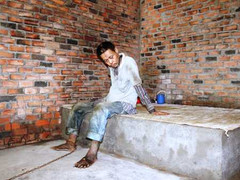 Người đàn ông bị nhốt, xích giữa vườn hoang vì nghi ‘ma nhập’