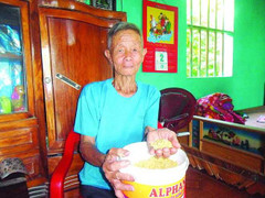 Kỳ lạ cụ ông hơn 30 năm chỉ ăn mì tôm