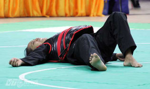 Ảnh: Nguyễn Thị Yến hạ đối thủ nằm vật trên sân