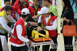 Võ sĩ Việt Nam rời sân bằng cáng
