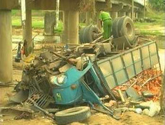 Video: Ô tô lật xuống cầu, 4 người bị thương nặng