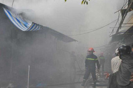 Video: Chợ Nhà Xanh - Hà Nội cháy rụi