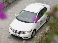 Ế ẩm, hãng ô tô vẫn rầm rập bung hàng mới