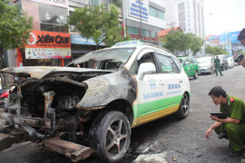 Taxi cháy dữ dội trên đường chở khách ra sân bay
