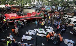 Tai nạn xe buýt, hàng chục người văng ra đường cao tốc