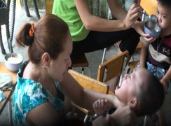 Clip cô giáo mầm non bóp cổ, bịt mũi, tát bé bôm bốp gây phẫn nộ