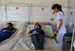 Gần 300 công nhân cấp cứu sau bữa cơm tăng ca