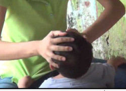 Trẻ bị bảo mẫu bóp cổ: Sợ tới mức biểu hiện bất thường