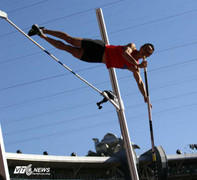 Ấn tượng SEA Games qua ảnh: Siêu nhân Văn Huyện rụng sào