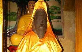 Thực hư tượng phật ‘dụ’ kẻ xấu đến sám hối?