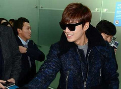 Kim Tan khiến hơn 2000 fan Singapore náo loạn ở sân bay