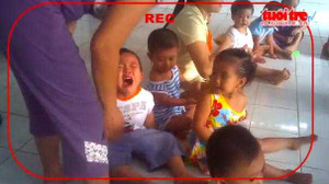 Thêm 1 clip cô giáo dạy trẻ bằng dép, thìa inox gây rúng động