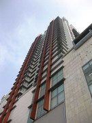 Một phụ nữ Hàn Quốc rơi từ tầng 20 xuống đất