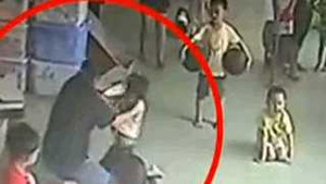 Phẫn nộ clip cô giáo quăng học sinh như bao tải gạo