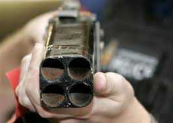 Dùng súng tự chế bắn trọng thương hàng xóm