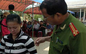 Rạch mặt bé 2 tuổi vì ghen bóng gió