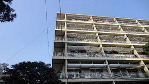 Một người nhảy lầu tự tử ở BV Bạch Mai