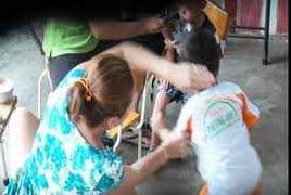 Xót xa clip độc giả hát về vụ bảo mẫu đánh bé