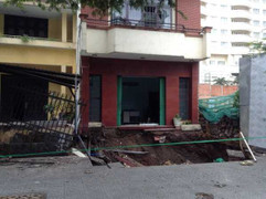 Nhà 3 tầng bất ngờ xiêu vẹo giữa trung tâm Sài Gòn