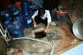 Dân đổ xô múc xăng ở giếng về dùng: Xăng ở đâu ra?