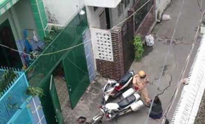 Sao lại phải quỳ lạy cảnh sát giao thông?