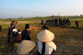 Nam thanh niên chết úp mặt giữa cánh đồng